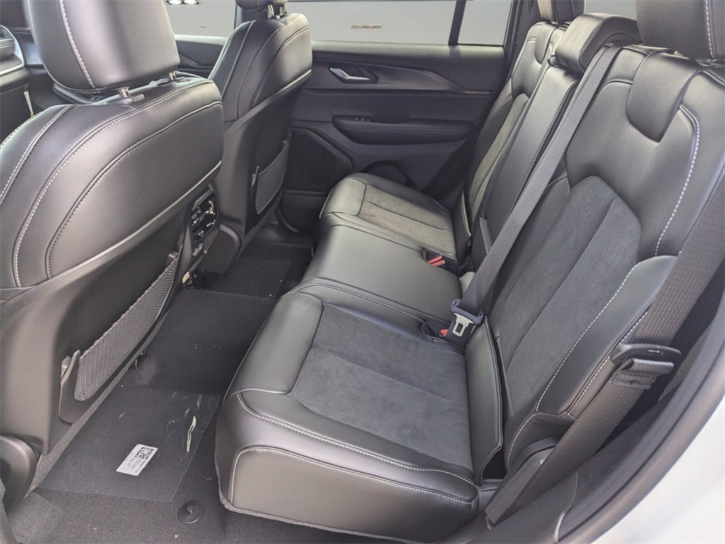 2025 Jeep Grand Cherokee Altitude photo 6