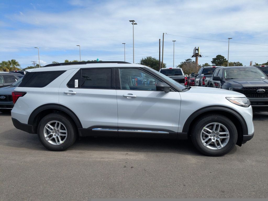 2025 Ford Explorer photo 3