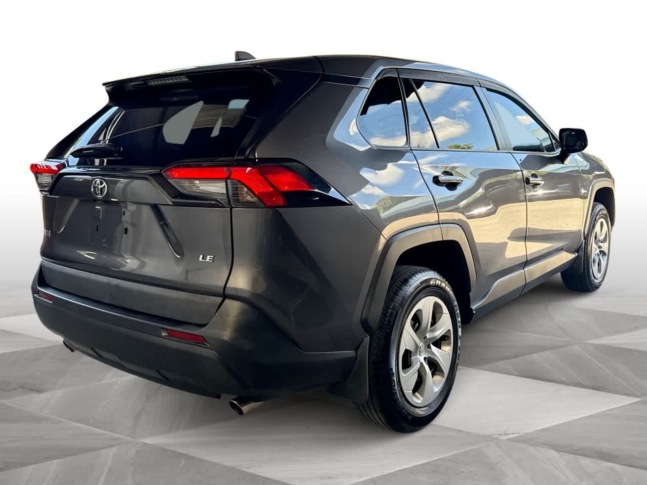 2022 Toyota RAV4 LE photo 7