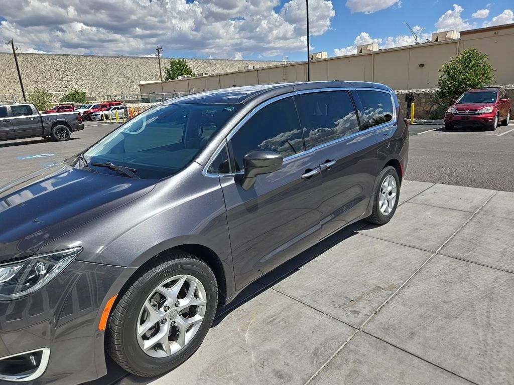 2020 Chrysler Pacifica Touring photo 3