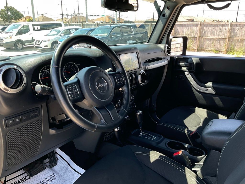 2016 Jeep Wrangler Unlimited Rubicon photo 8