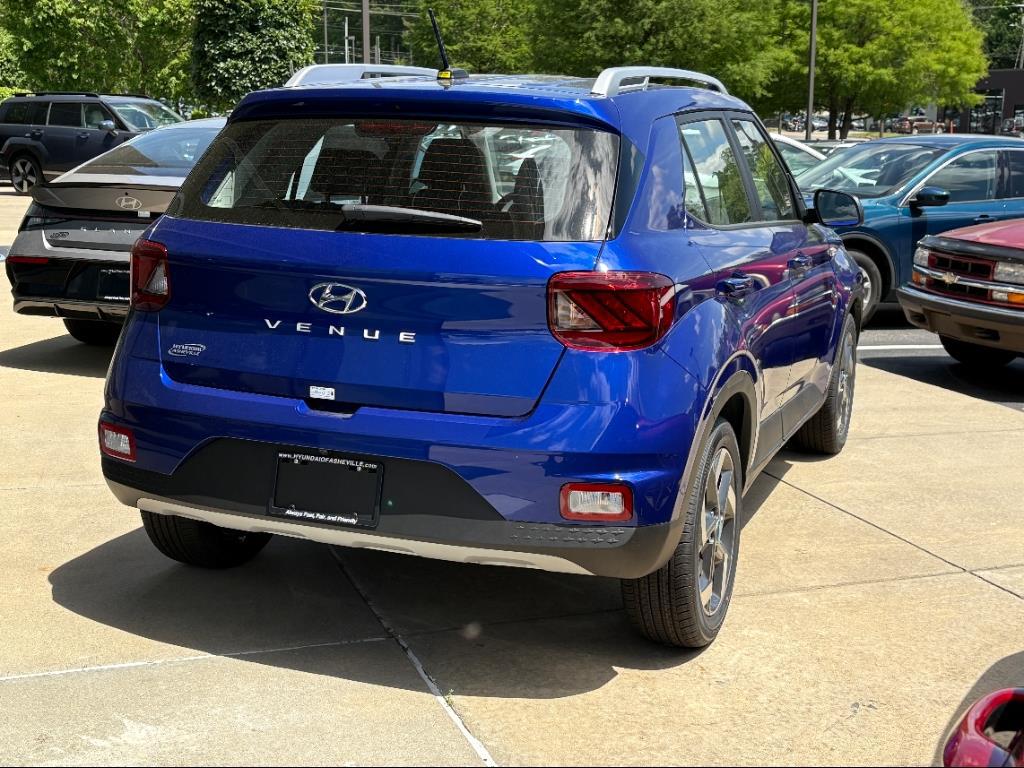 2025 Hyundai Venue Limited photo 3
