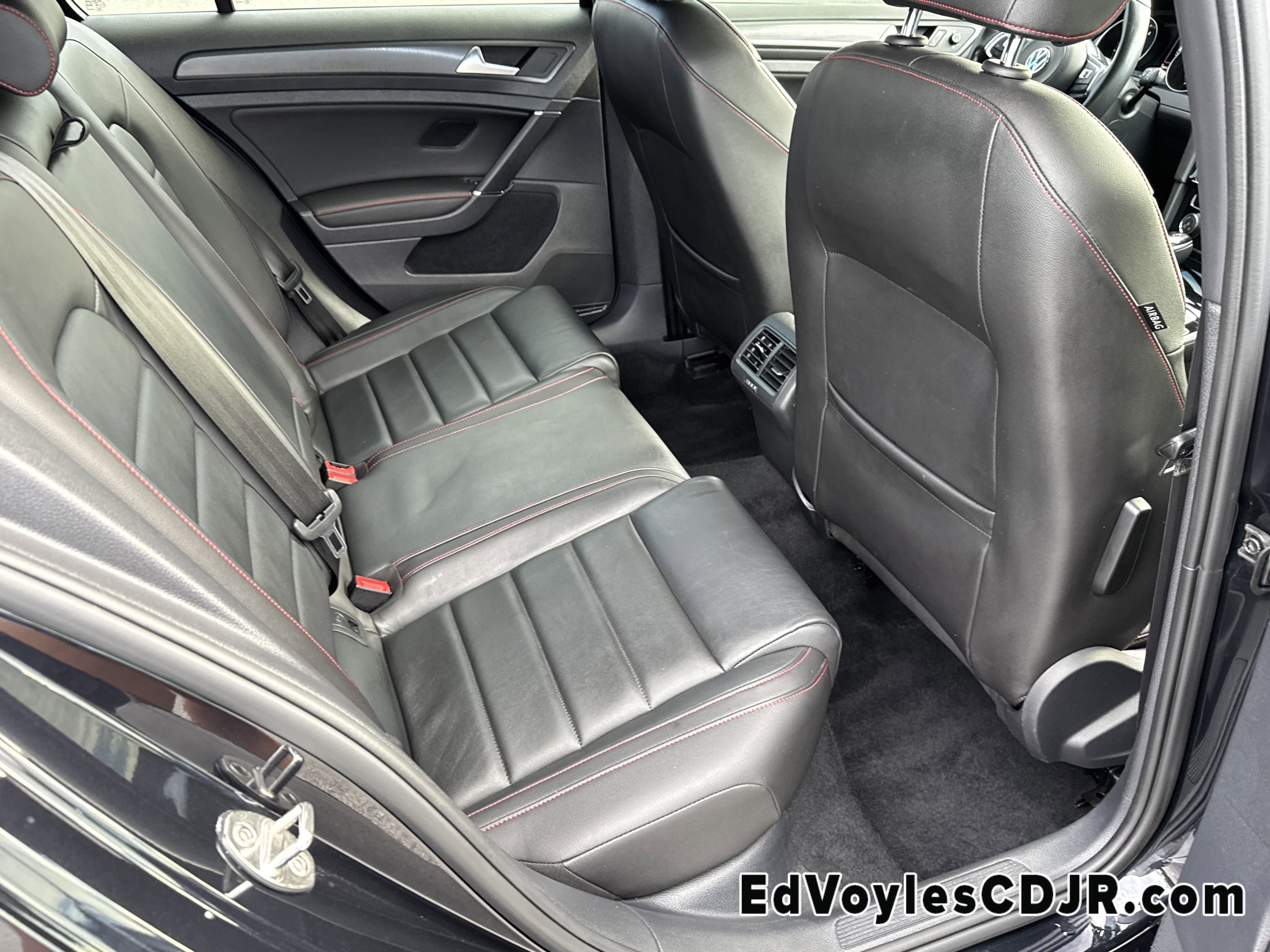 2019 Volkswagen Golf GTI SE photo 3