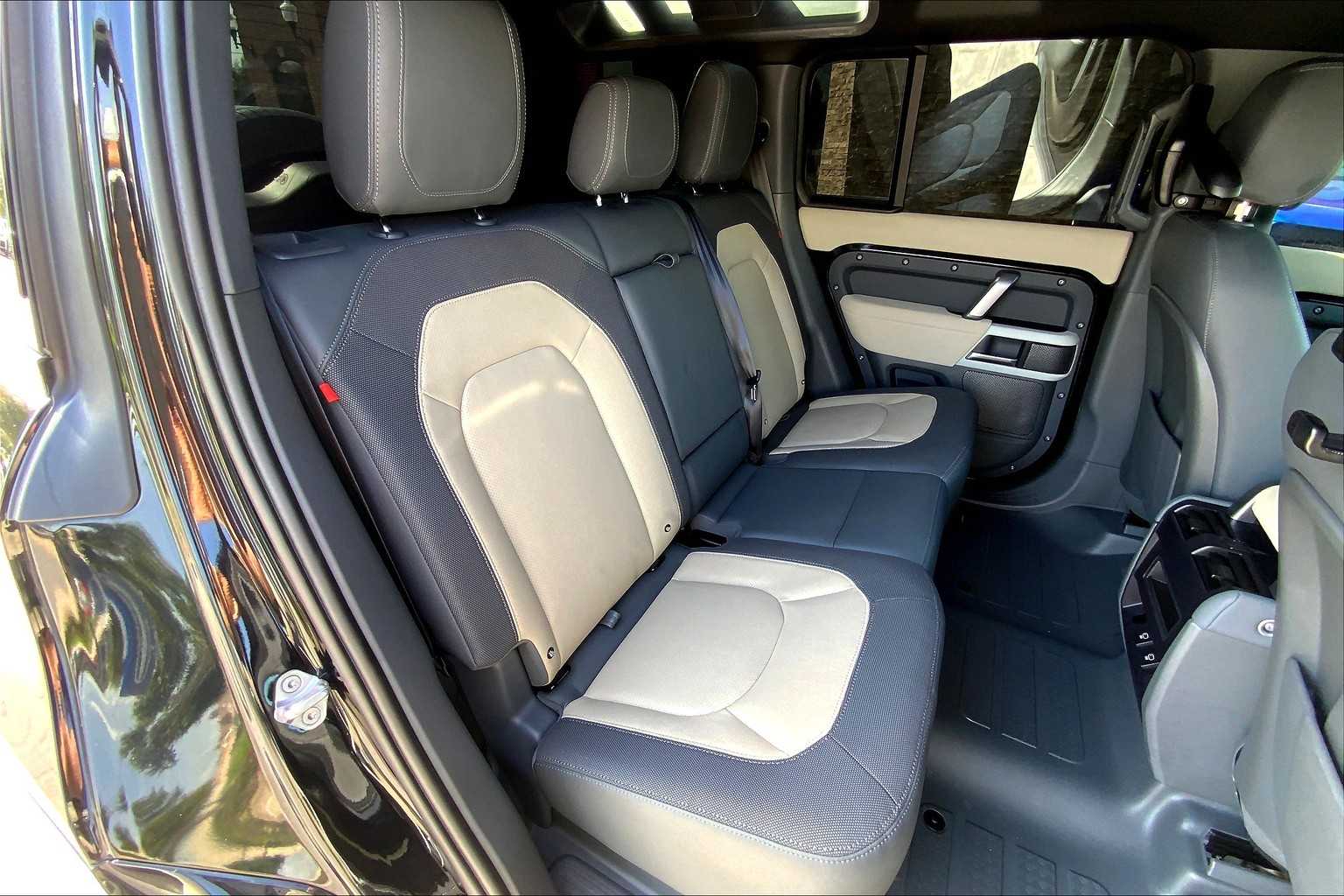 2023 Land Rover Defender X-Dynamic SE photo 35