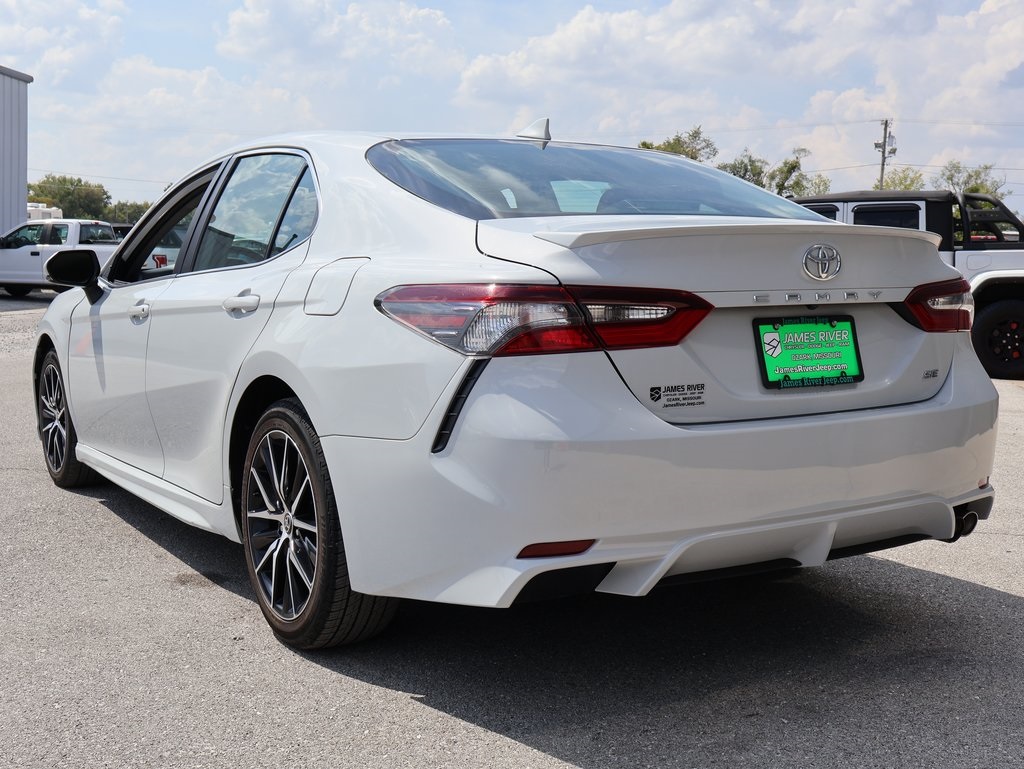 2022 Toyota Camry SE photo 3