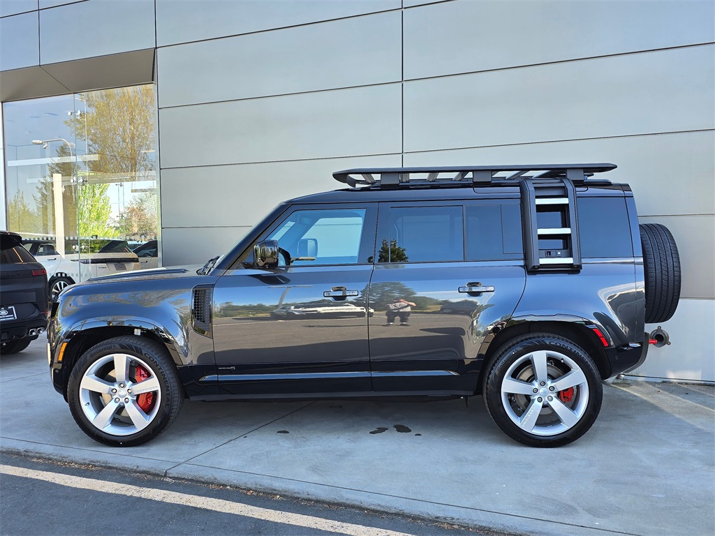 2025 Land Rover Defender 110 photo 3