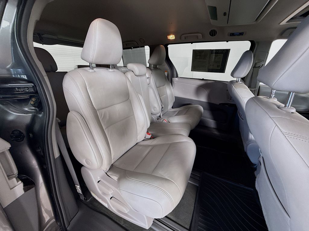 2018 Toyota Sienna XLE Premium photo 28