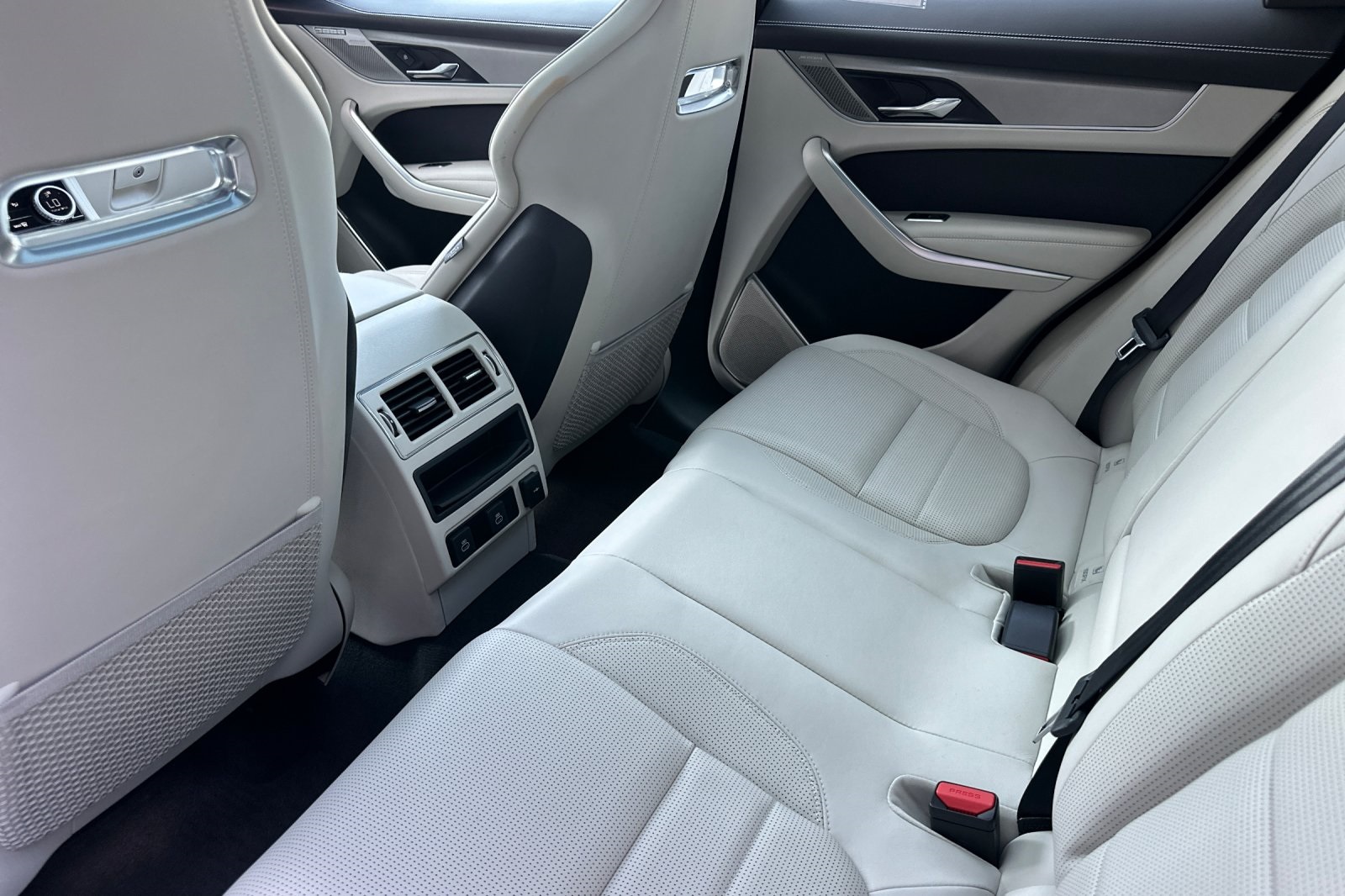 2025 Jaguar F-PACE P250 R-Dynamic S photo 13