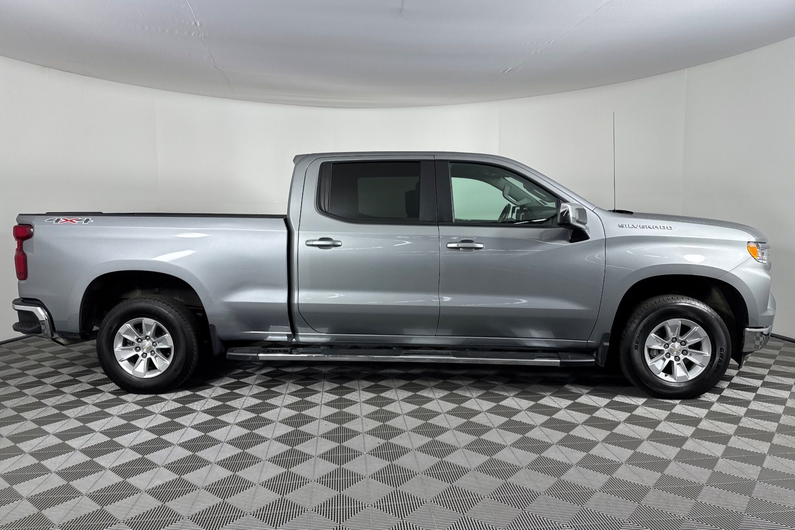 2024 Chevrolet Silverado 1500 LT photo 3
