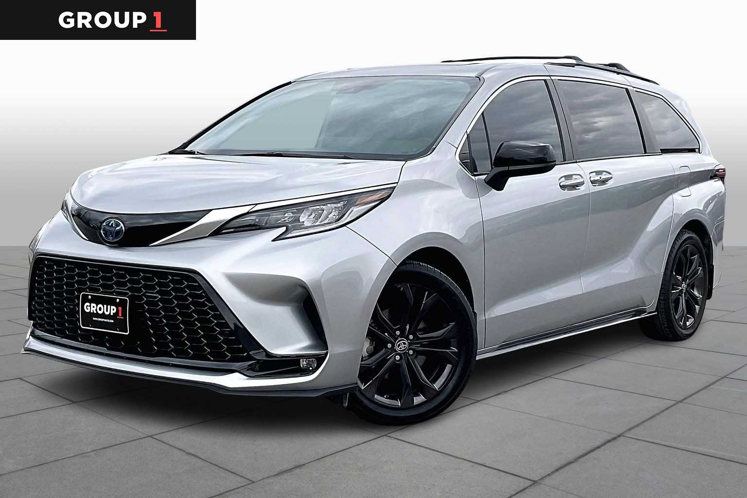 2023 Toyota Sienna XSE's photo
