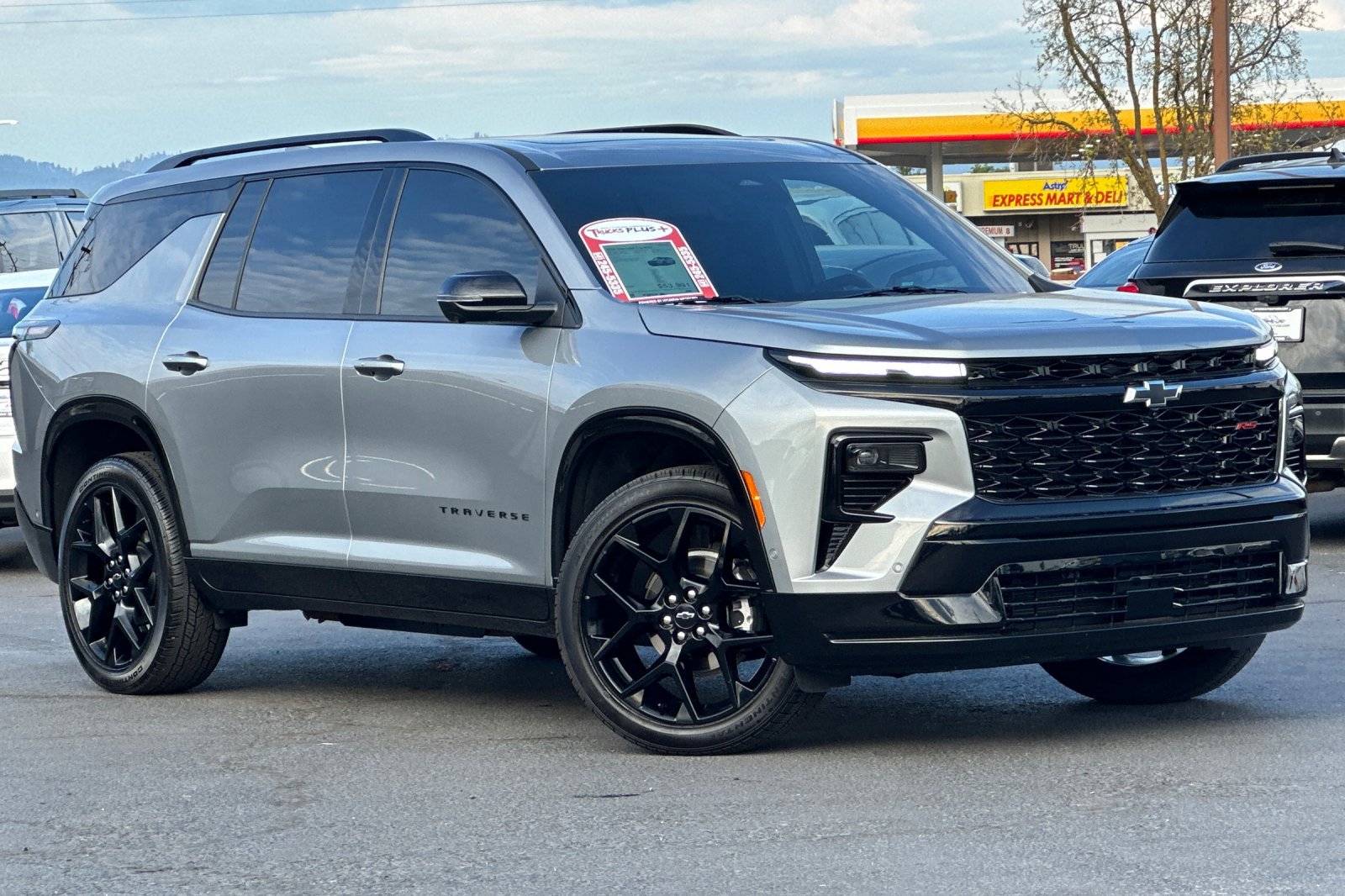 2024 Chevrolet Traverse RS photo 2