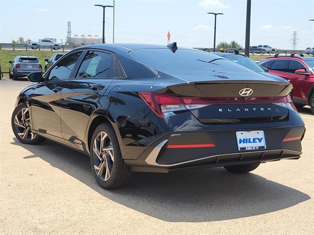 2025 Hyundai Elantra SEL Sport photo 3