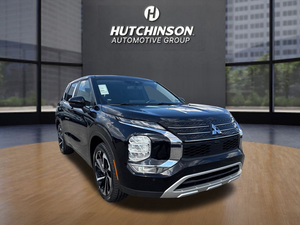 2024 Mitsubishi Outlander SE's photo