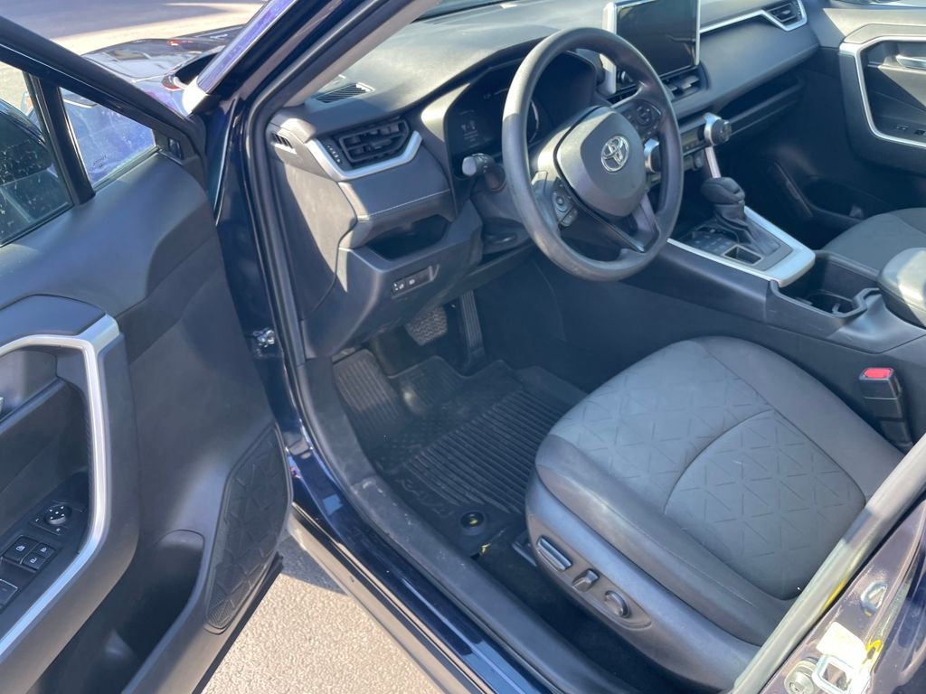 2023 Toyota RAV4 XLE photo 27