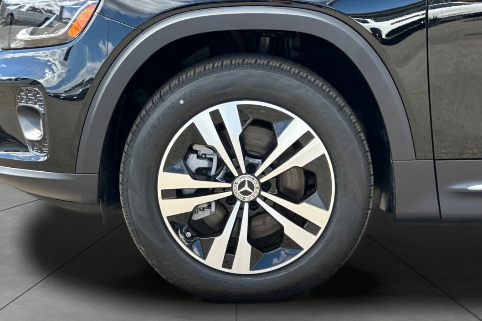 2025 Mercedes Benz GLB 250 photo 3