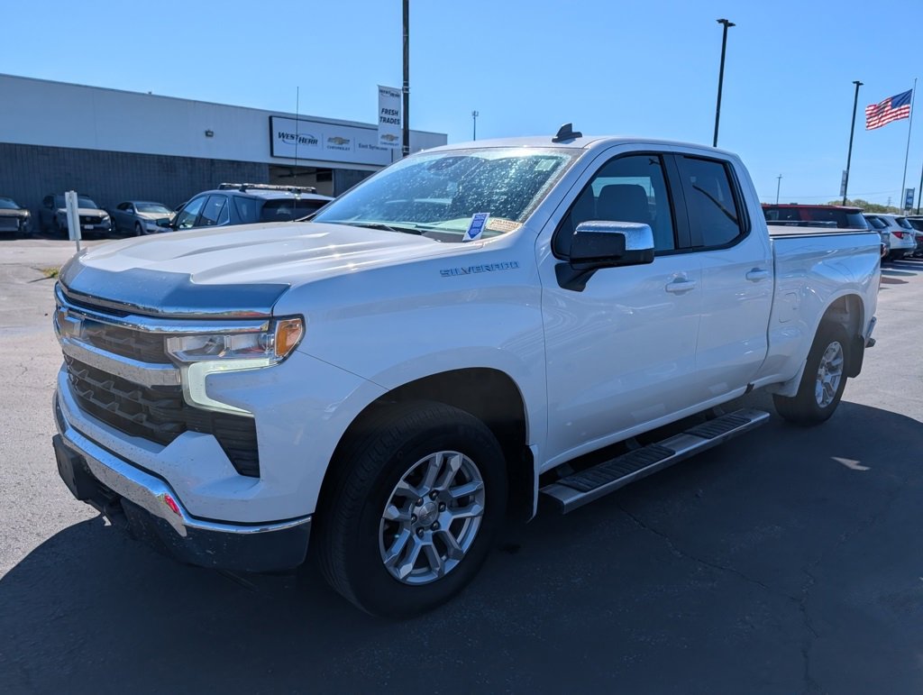 2023 Chevrolet Silverado 1500 LT photo 3