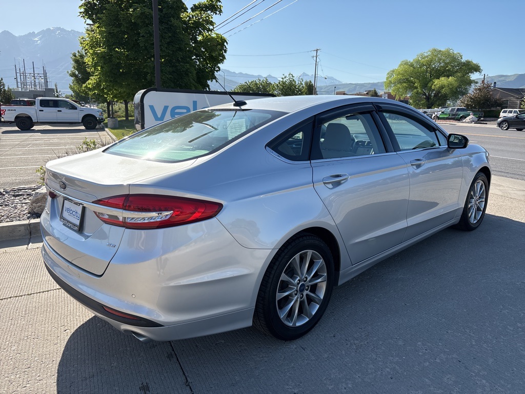 2017 Ford Fusion SE photo 4