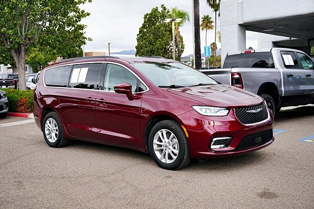 2021 Chrysler Pacifica Touring photo 5