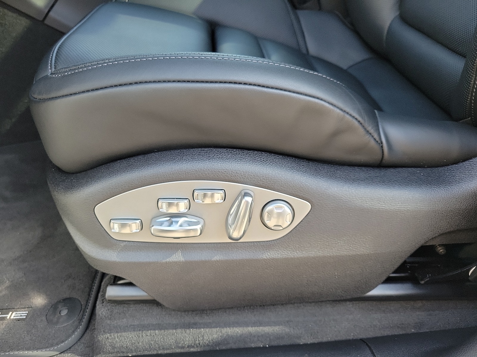 2025 Porsche Macan T photo 22