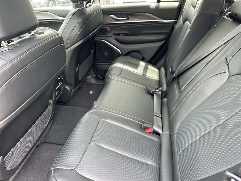 2025 Jeep Grand Cherokee Overland photo 14