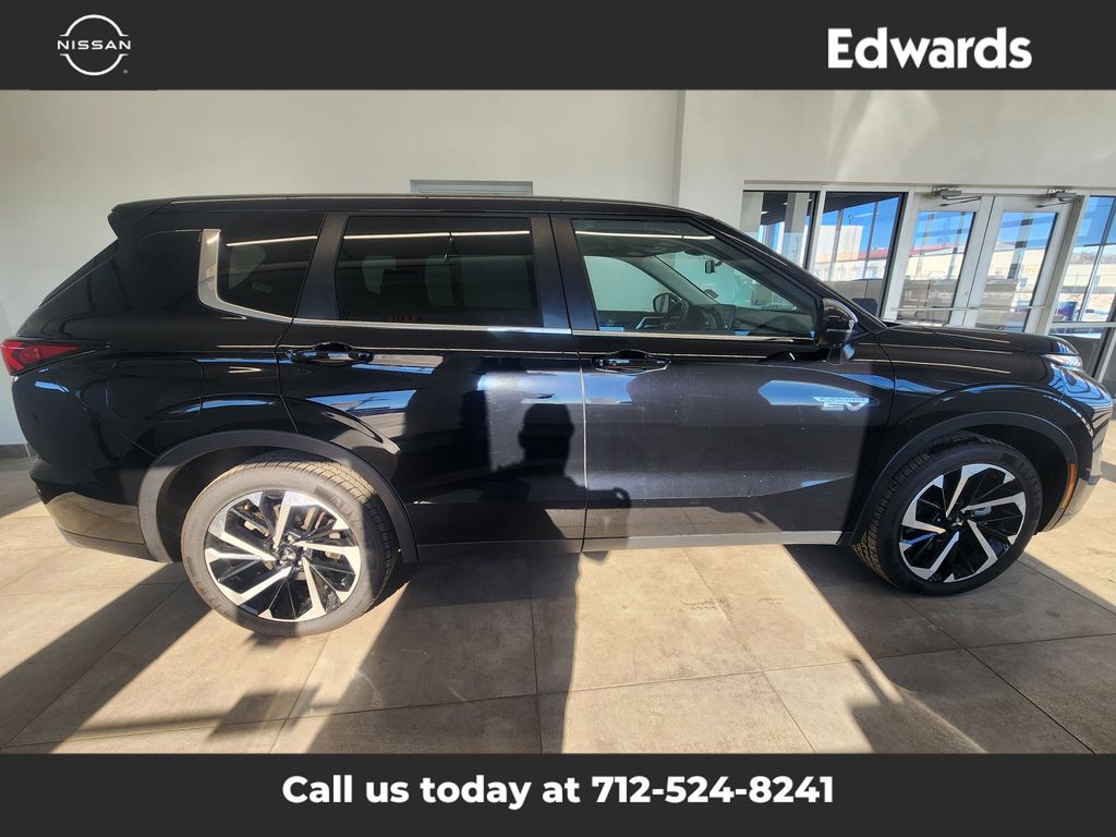 2023 Mitsubishi Outlander Plug-In Hybrid SE's photo