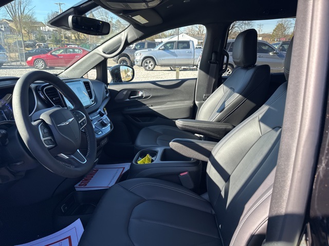 2025 Chrysler Voyager L photo 12
