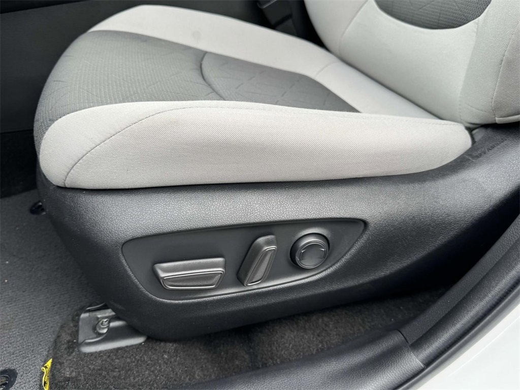 2022 Toyota RAV4 Hybrid XLE photo 17