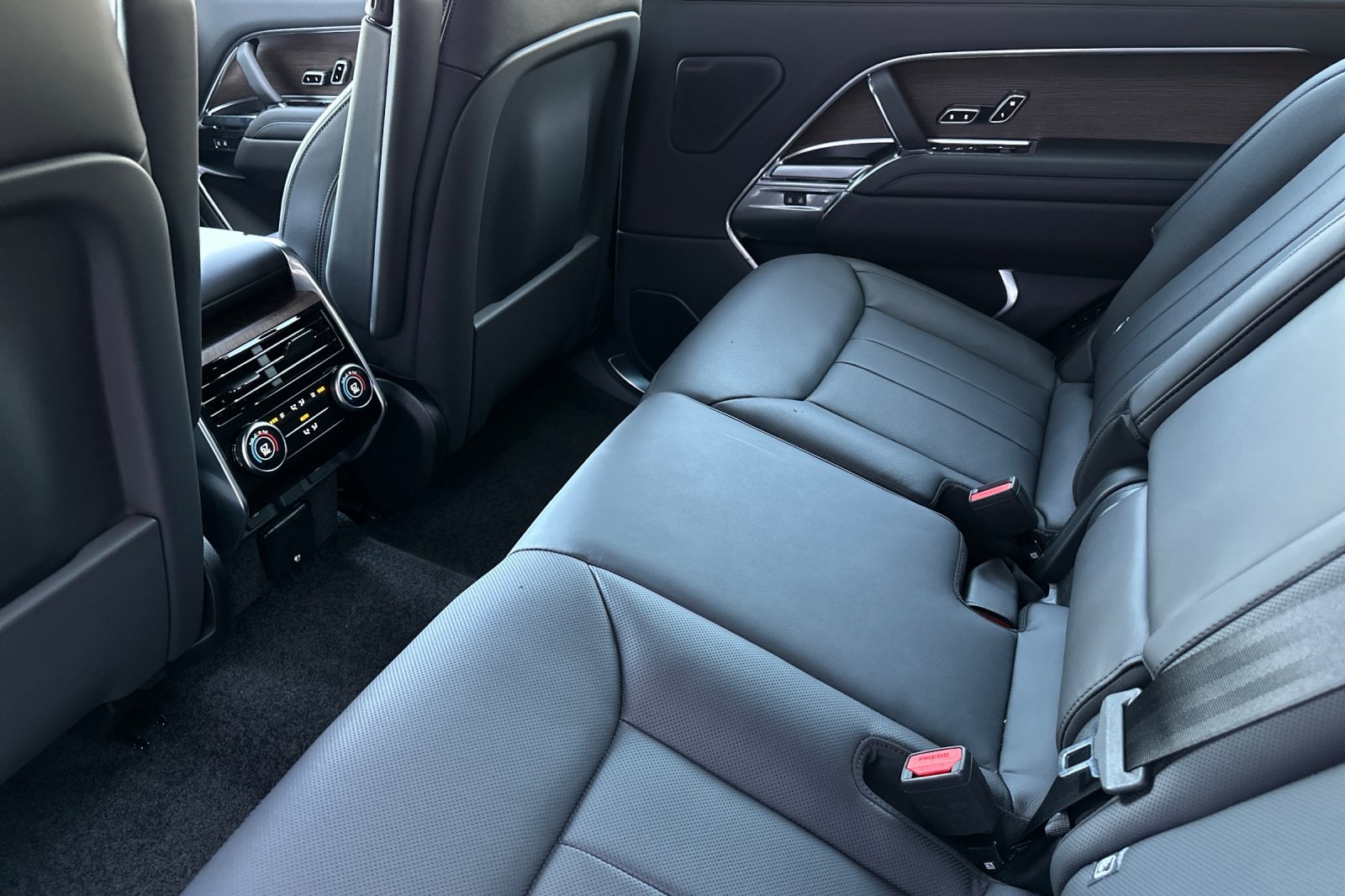 2025 Land Rover Range Rover SE photo 11
