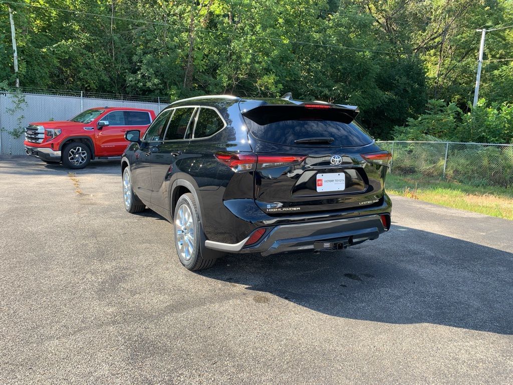 2025 Toyota Highlander Limited photo 5