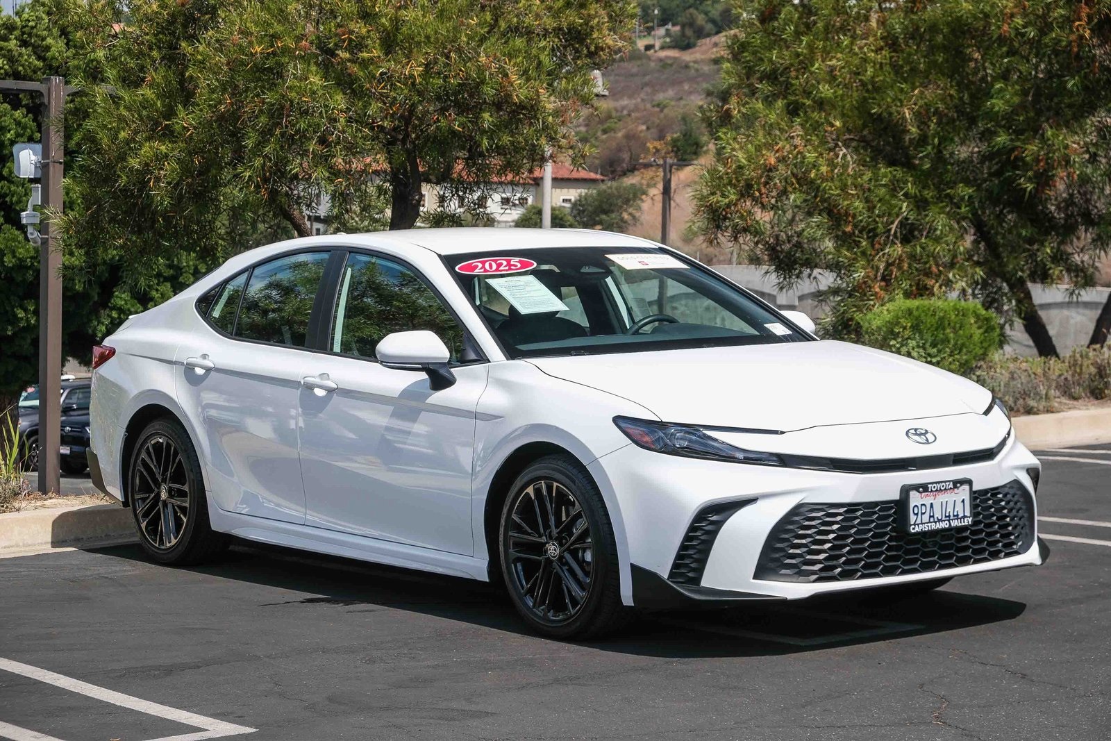 2025 Toyota Camry SE photo 3