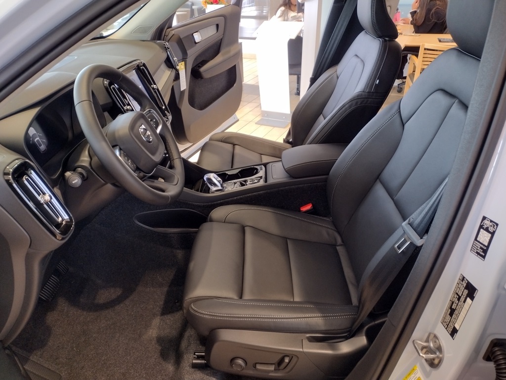 2026 VOLVO XC40 - Image 11