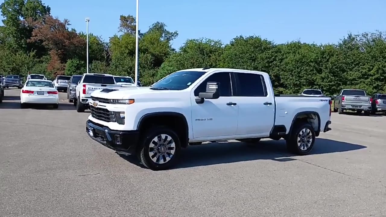 2024 Chevrolet Silverado 2500HD Custom photo 3