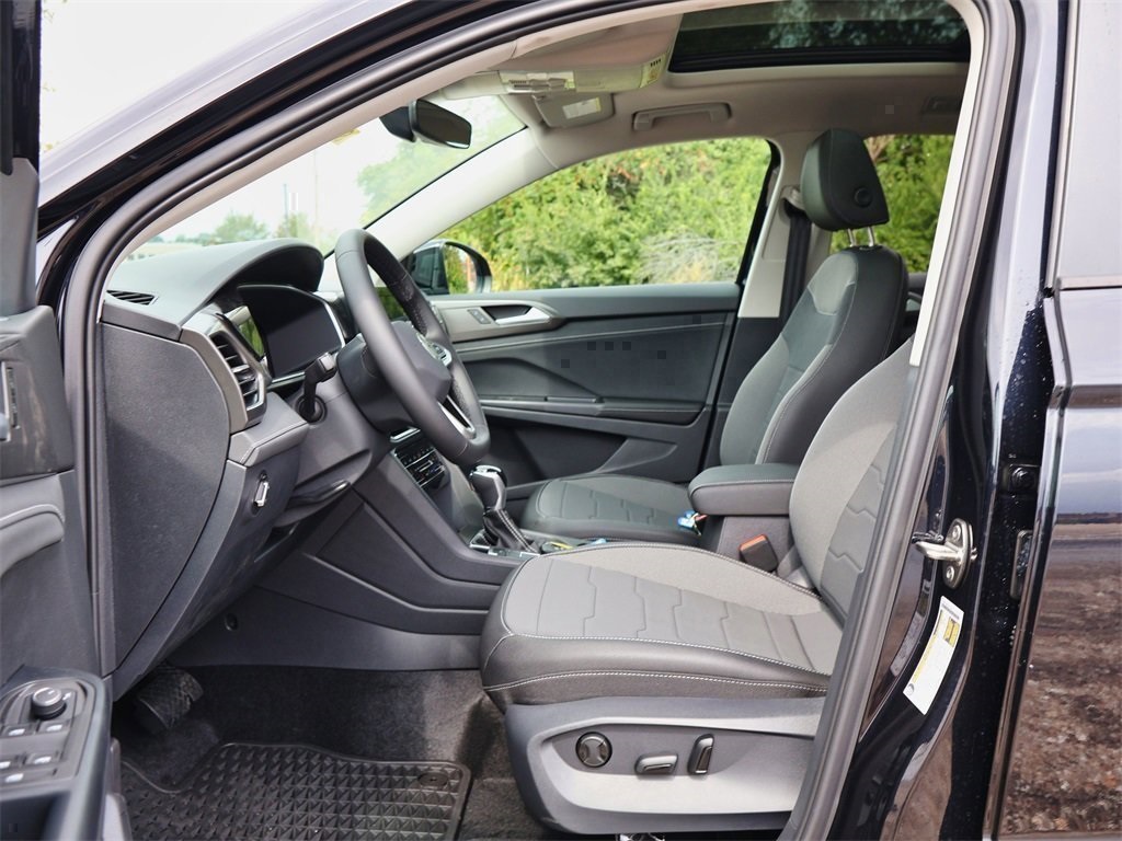 2025 Volkswagen Taos SE photo 3
