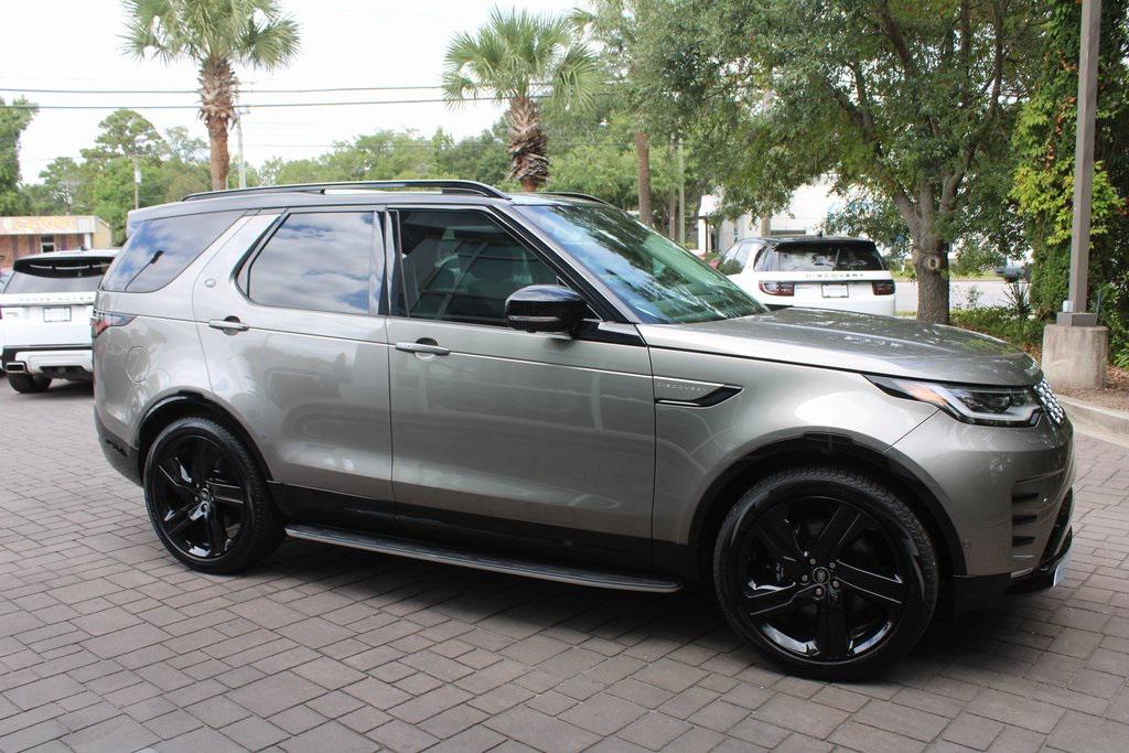 2025 Land Rover Discovery Metropolitan Edition photo 3