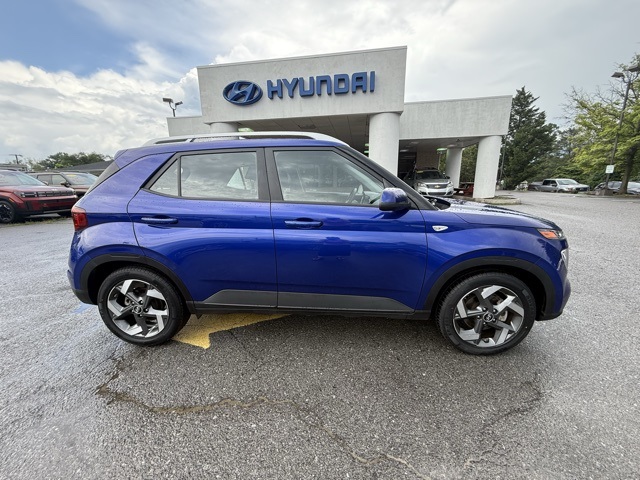2022 Hyundai Venue SEL Limited photo 2