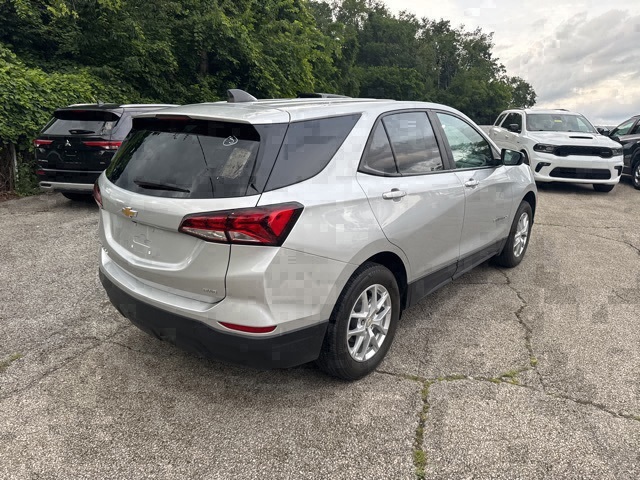 2022 Chevrolet Equinox LS photo 3