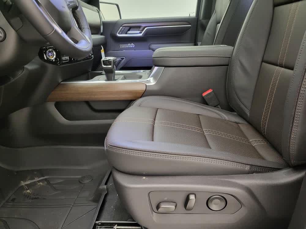 2025 Chevrolet Silverado High Country photo 4
