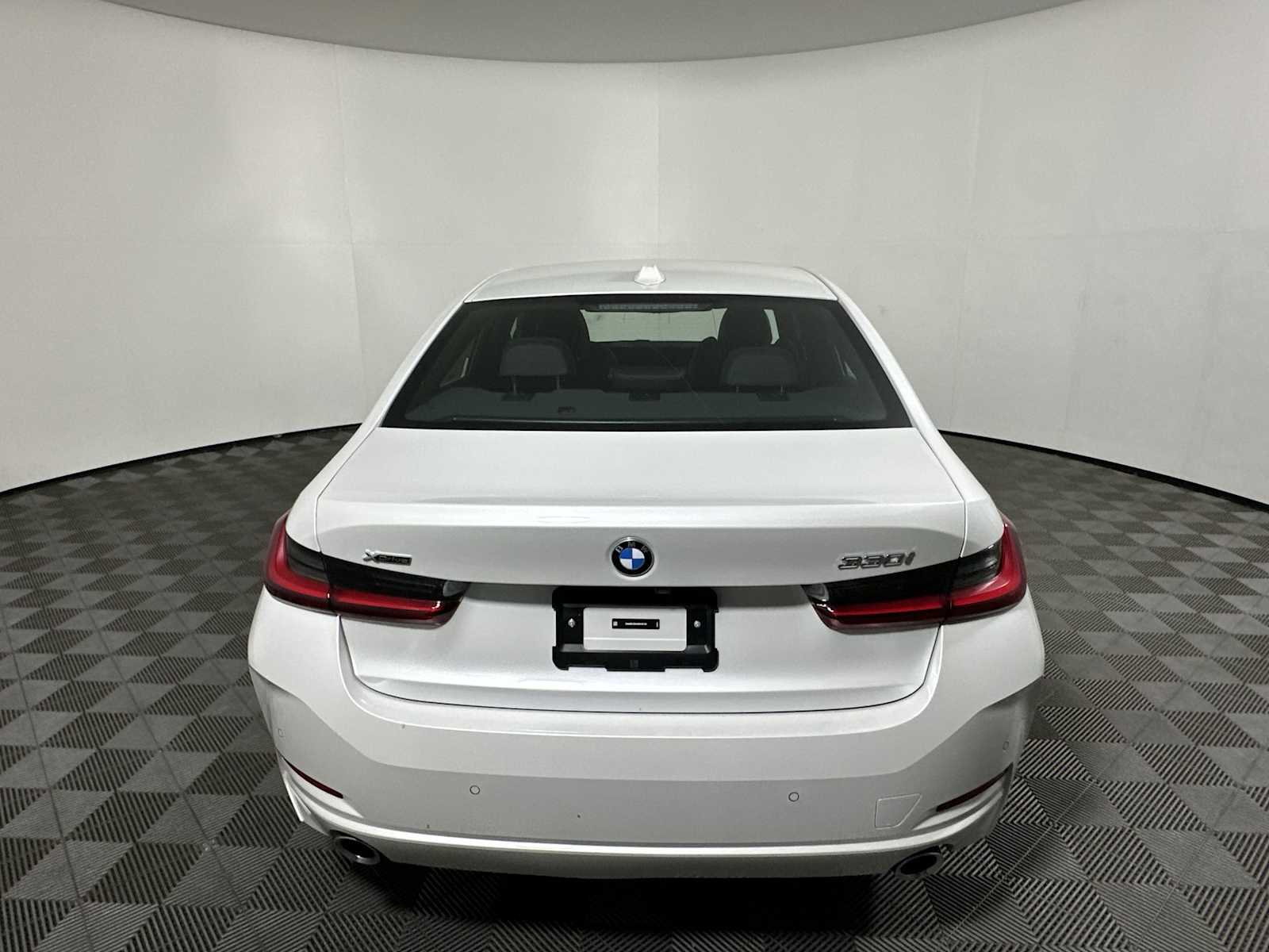 2025 Bmw 330i xDrive photo 2