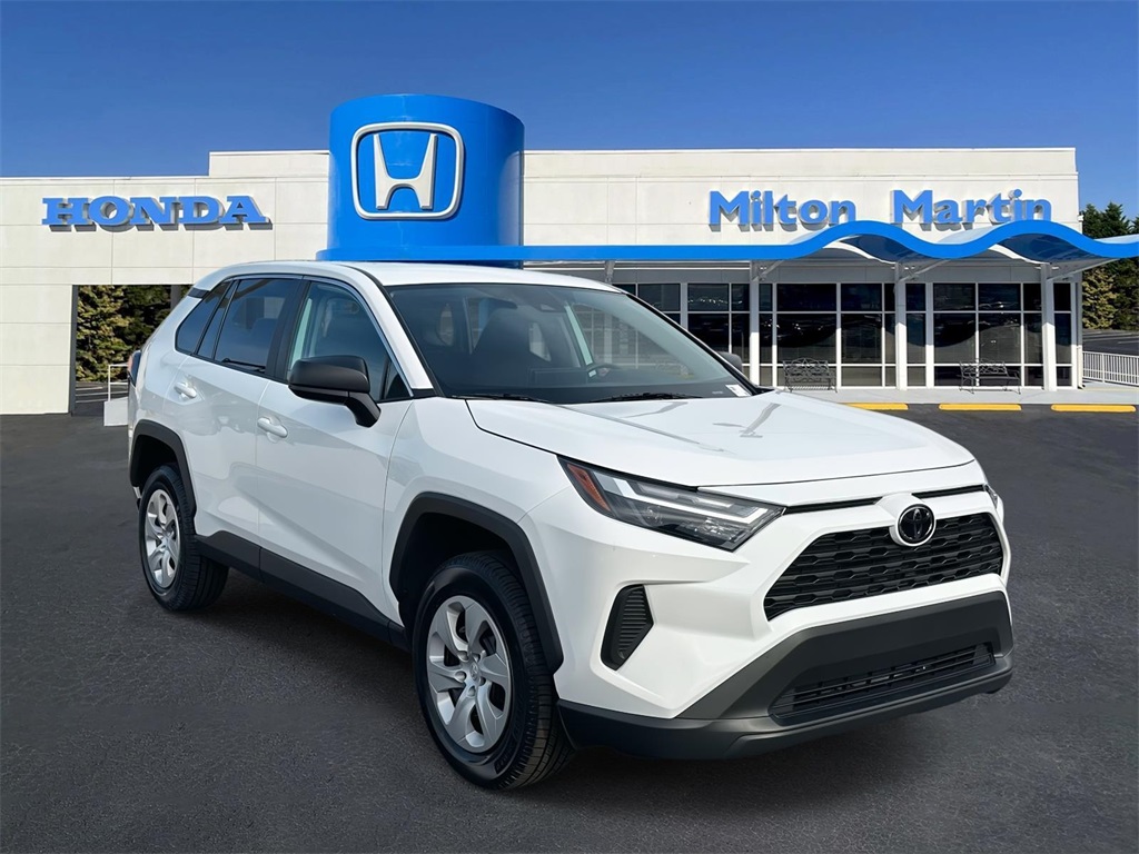 2024 Toyota RAV4 LE's photo