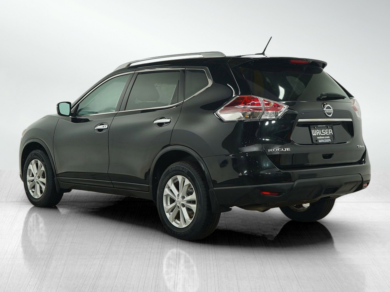 2016 Nissan Rogue SV photo 2