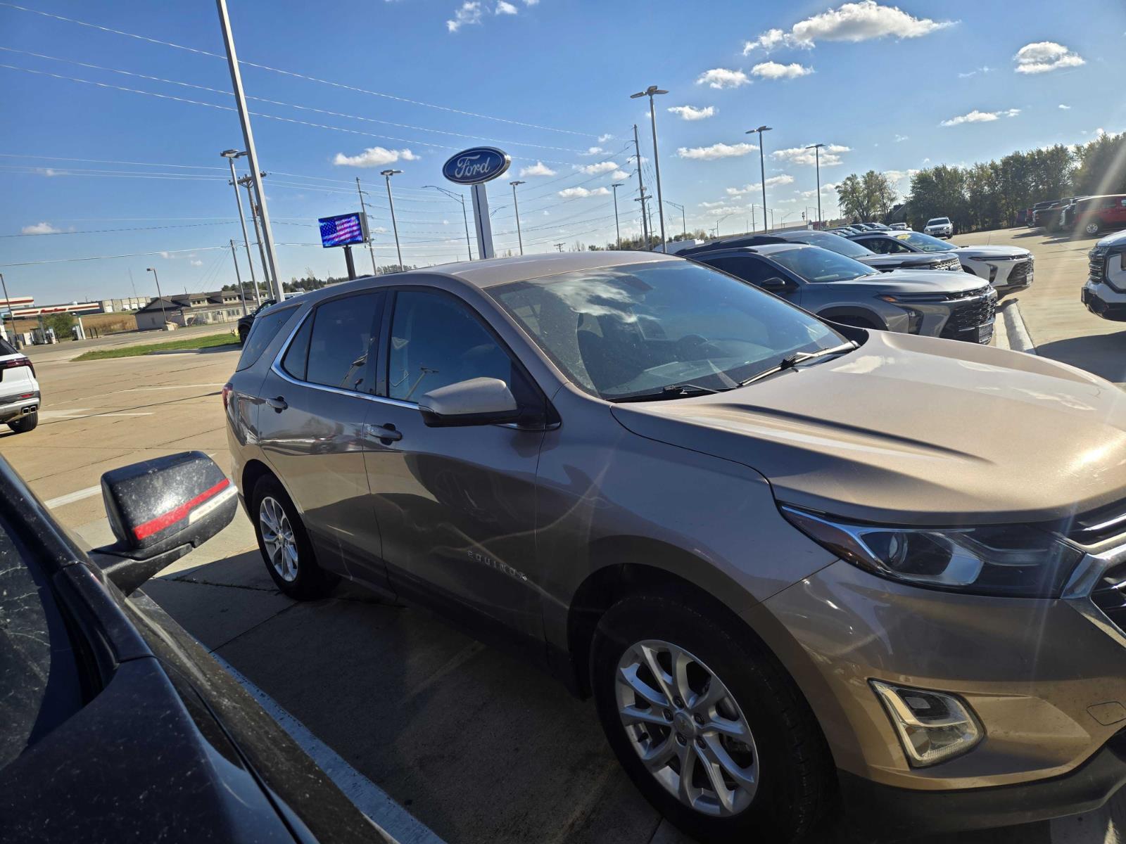2018 Chevrolet Equinox LT photo 2