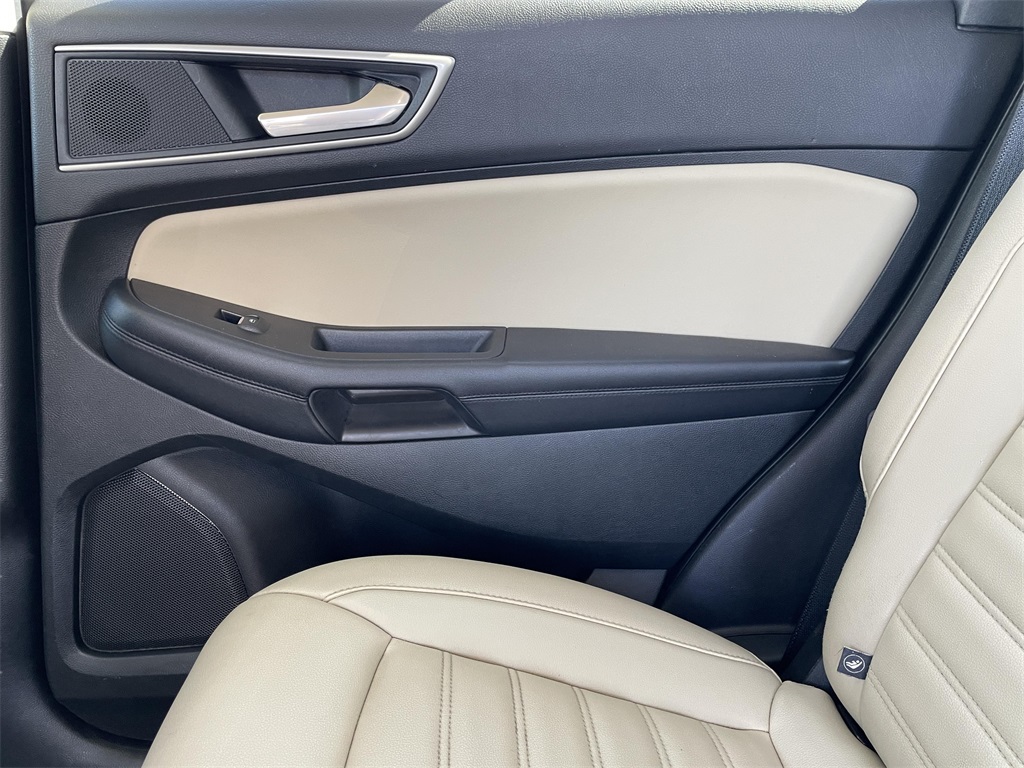 2022 Ford Edge SEL photo 17