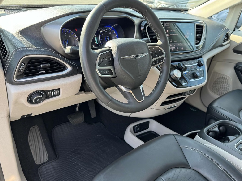 2023 Chrysler Pacifica Touring L photo 2