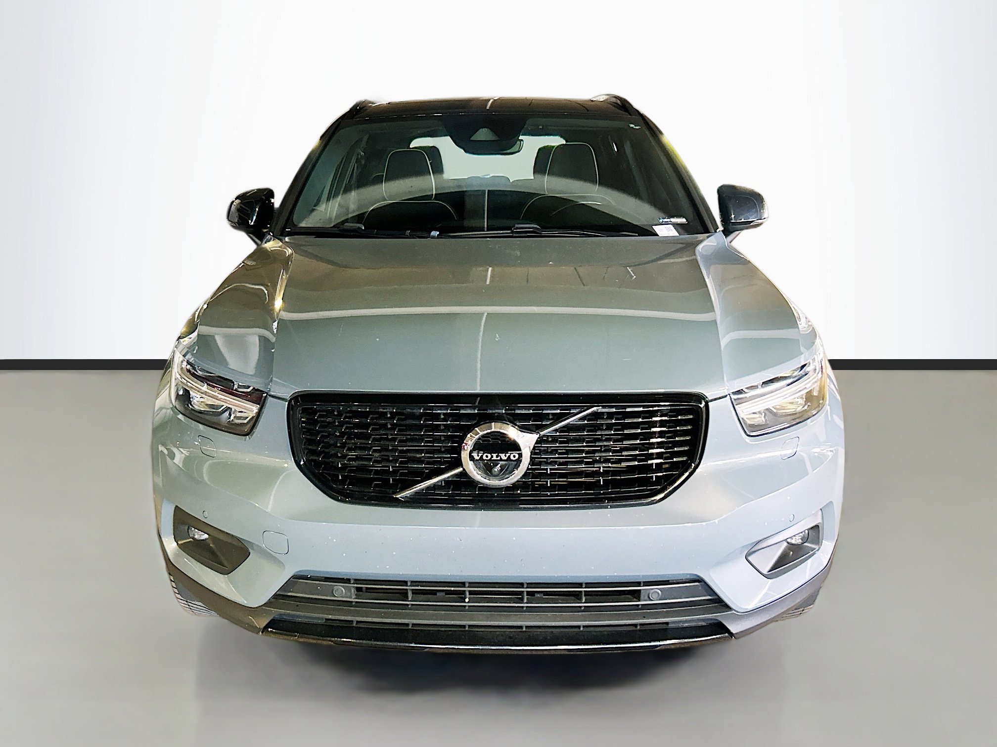 2021 Volvo XC40 R-Design AWD photo 2