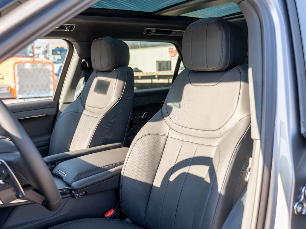 2025 Land Rover Range Rover Sport SE photo 18