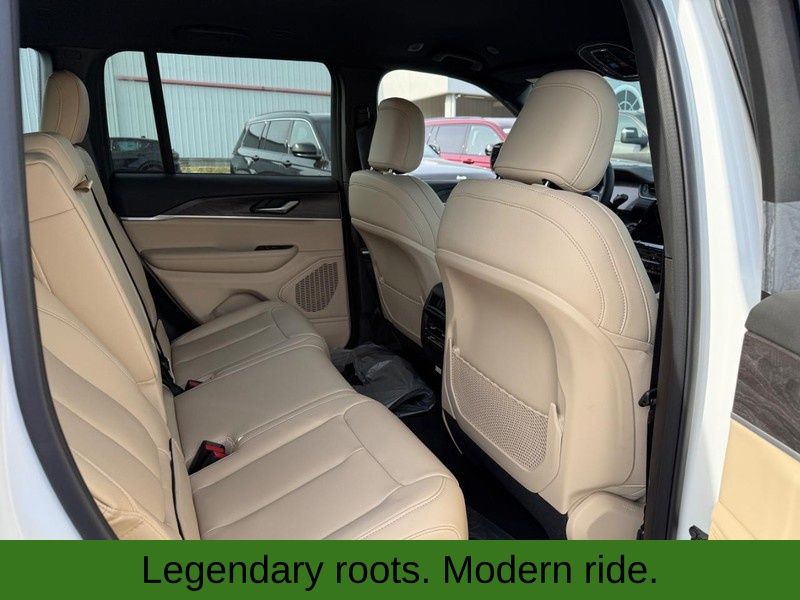 2025 Jeep Grand Cherokee Limited photo 4