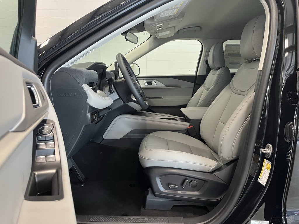 2025 Ford Explorer photo 2