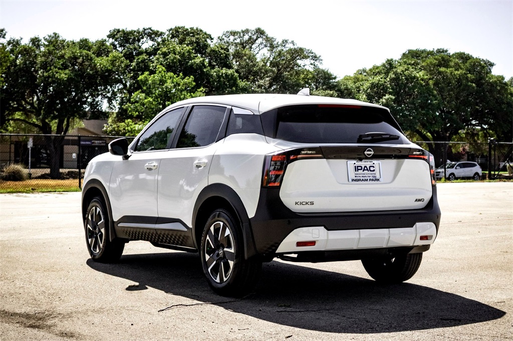 2025 Nissan Kicks SV photo 4