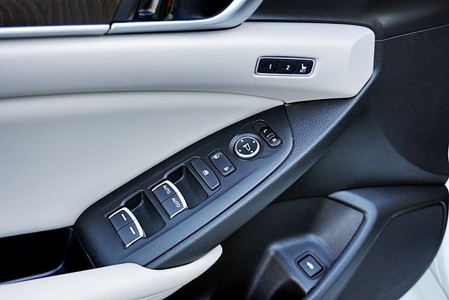 Used 2018  Honda Touring image 23