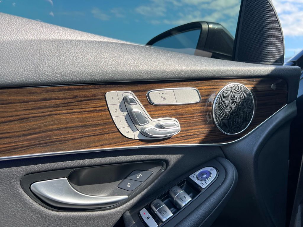 2021 Mercedes Benz GLC 300 photo 13